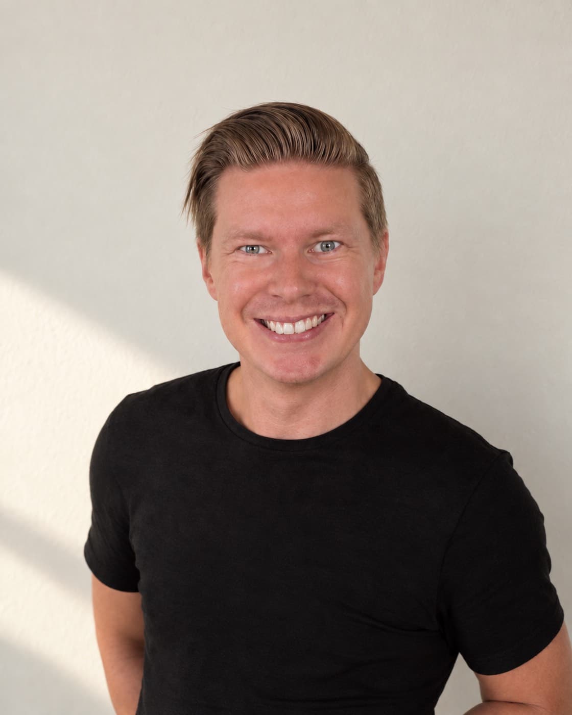 Christopher, grundare av Driven Revenue och Re:Living Project, leende mot en ljus bakgrund