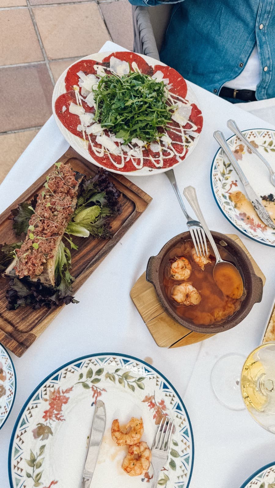 Ett dukat lunchbord med flera rätter på en uteservering i Marbella