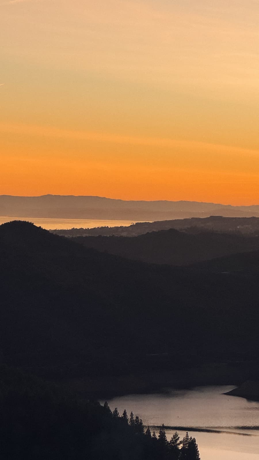 Atardecer sobre colinas y costa en las afueras de Marbella