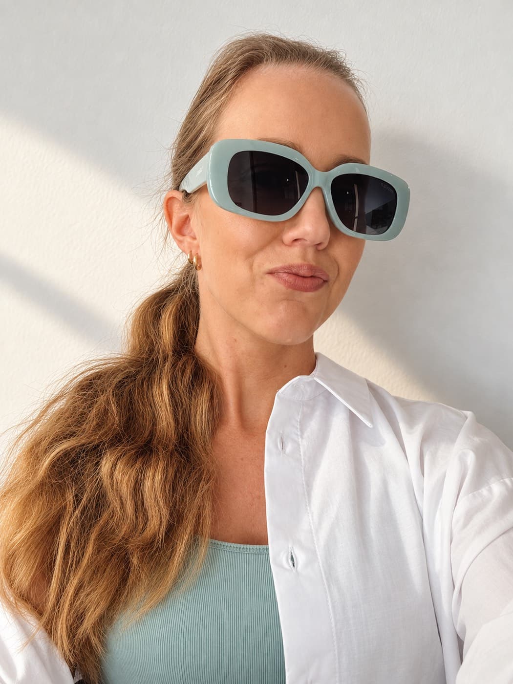 Marie, grundare av MAWA och Re:Living Project, i solglasögon mot en ljus bakgrund