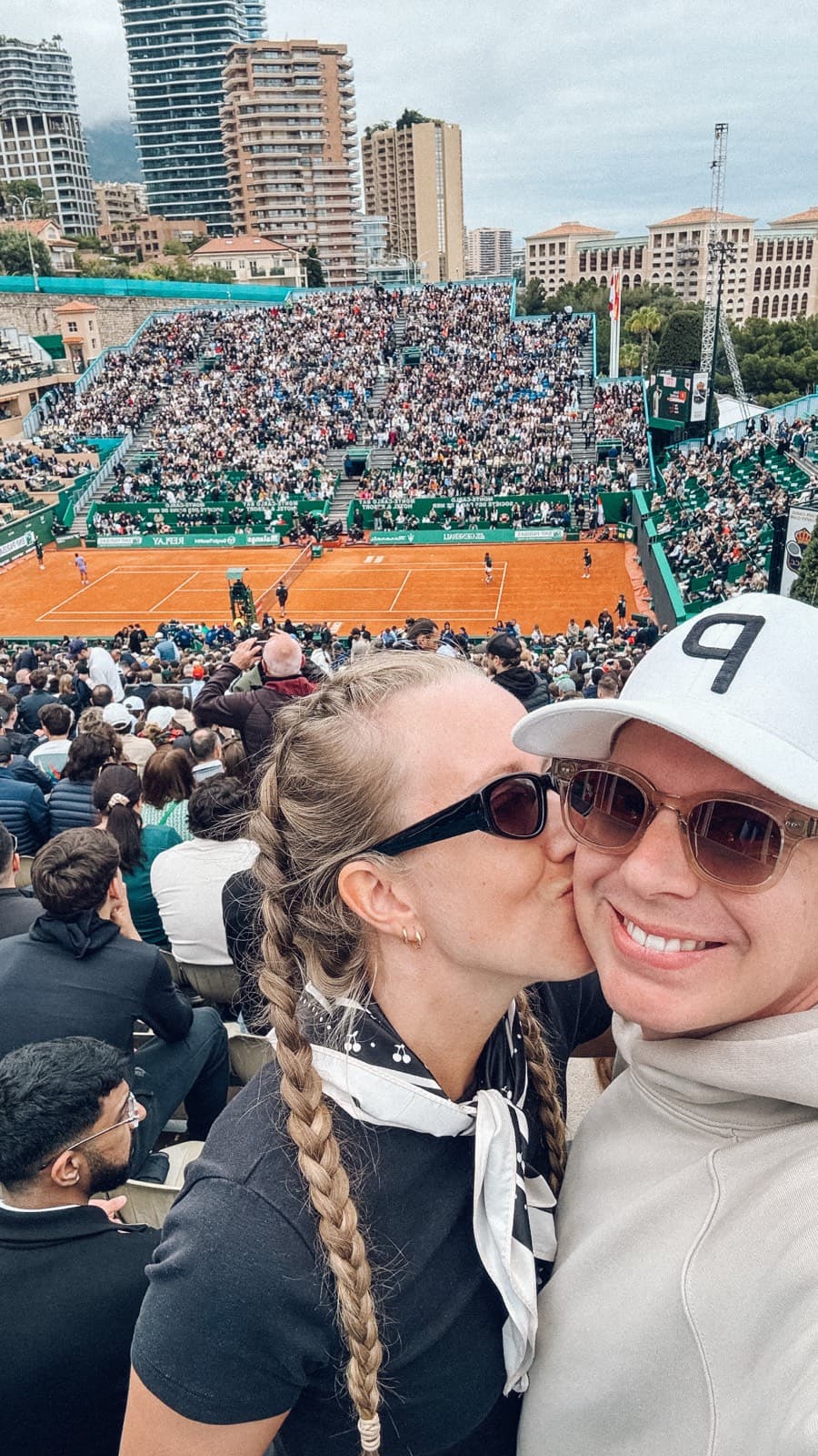 Christopher och Marie kysser varandra på en tennisläktare i Monaco